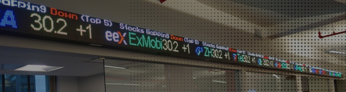 Màn hình hiển thị mã cổ phiếu với giá và thay đổi