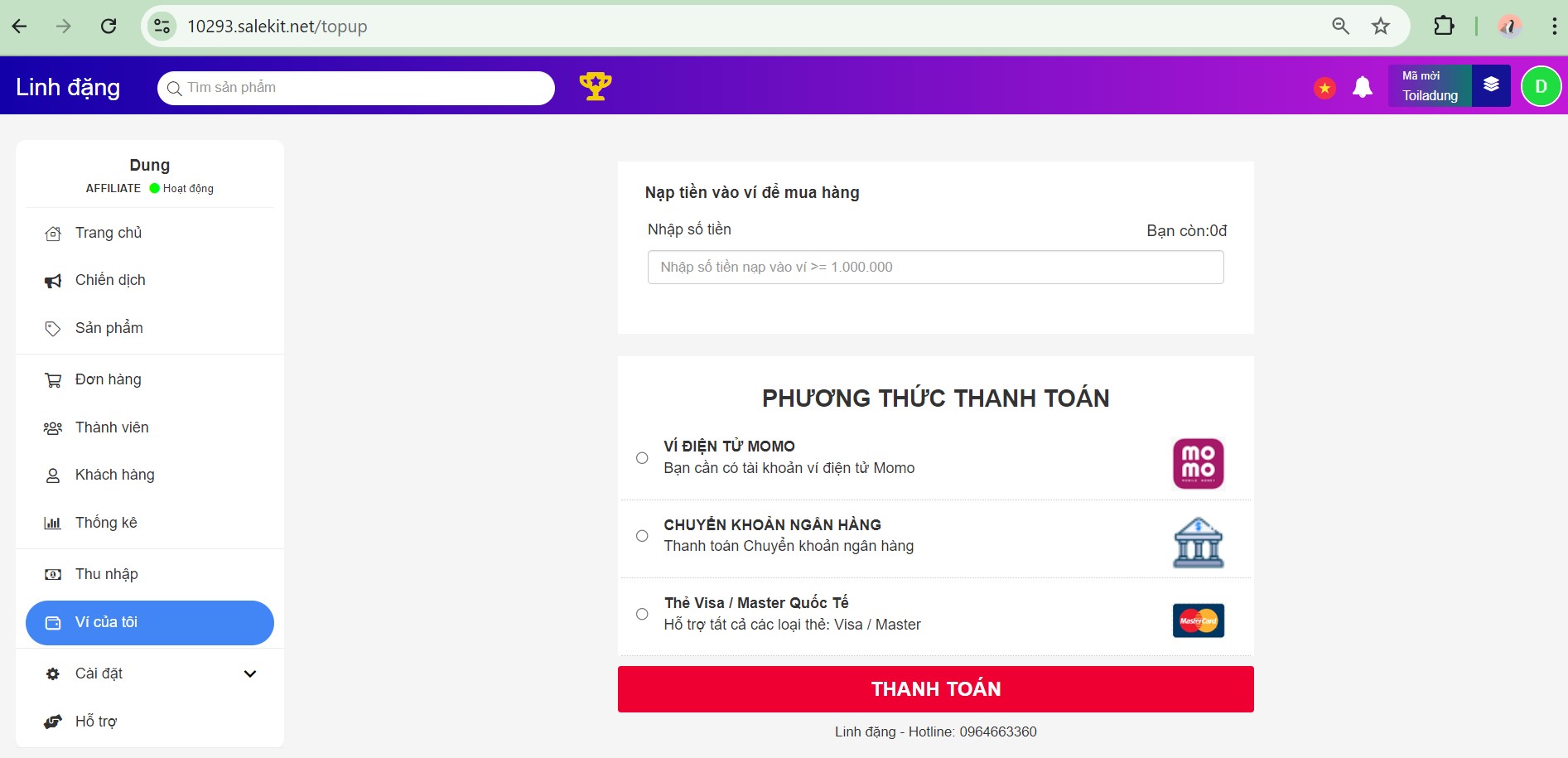 Người dùng đang xác nhận giao dịch nạp tiền điện thoại trên ứng dụng di động