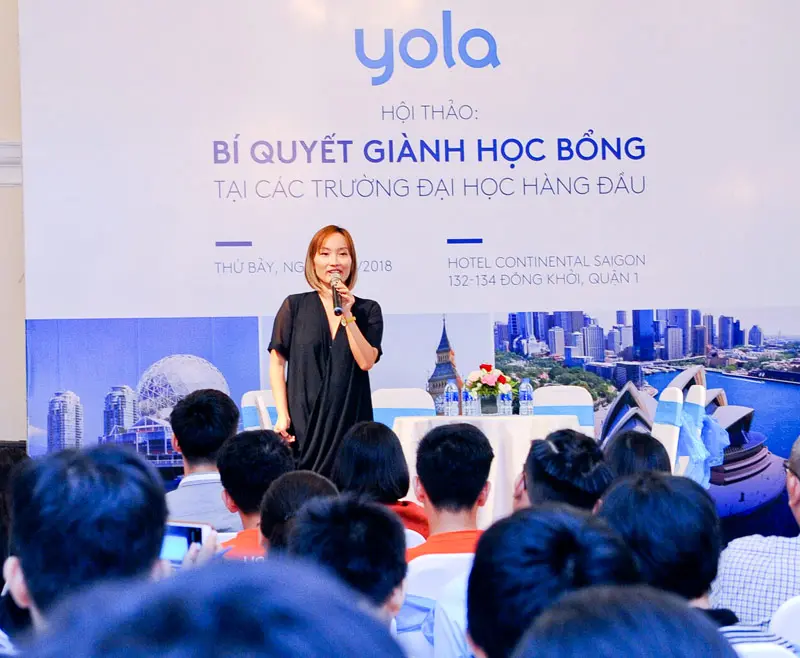 Đại diện trường đại học thuyết trình và giải đáp thắc mắc cho học sinh