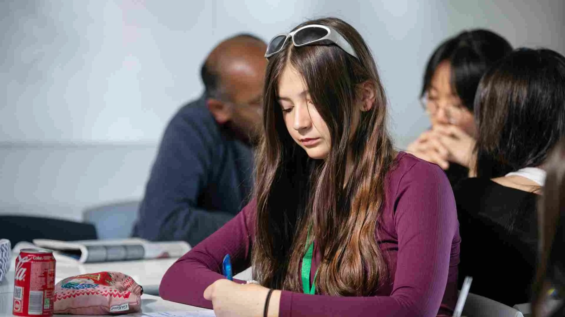 Học sinh trẻ tập trung trong buổi học tiếng Anh hiện đại