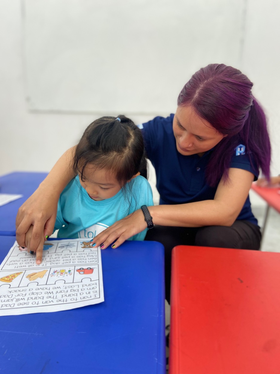 Giảng viên tận tình hỗ trợ học viên trong quá trình học