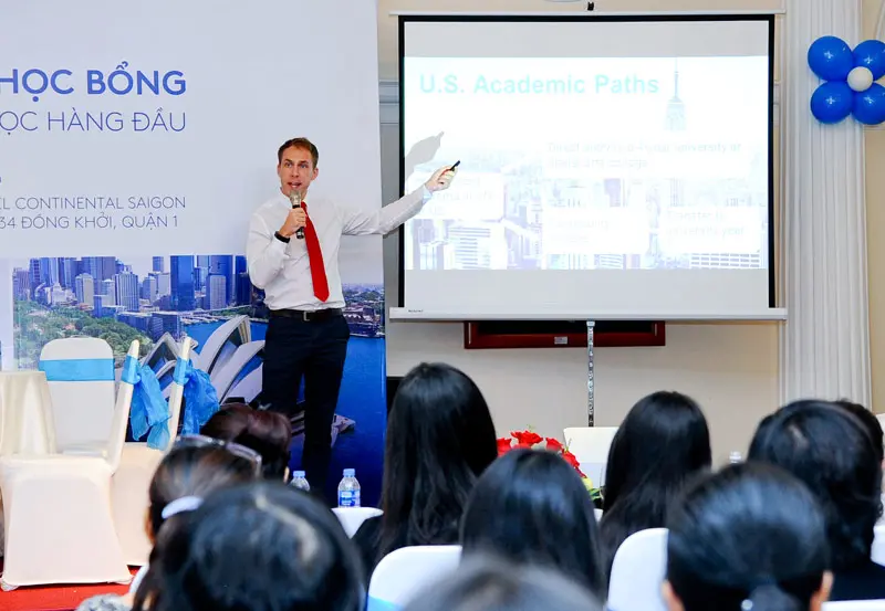 Chuyên gia tư vấn định hướng lộ trình học tập và xin học bổng