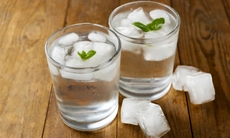 Mẹ quan sát phản ứng của bé