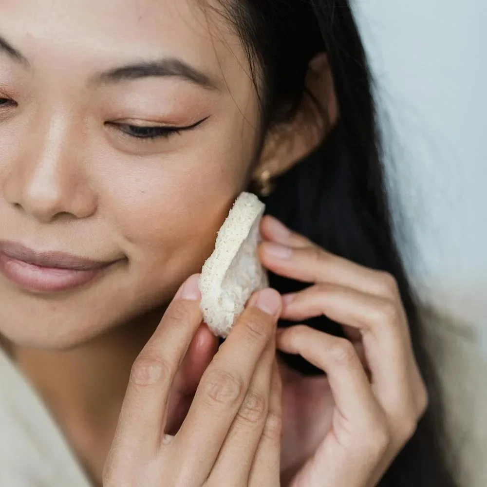 Cô gái đang thực hiện bước tẩy da chết định kỳ giúp da căng bóng