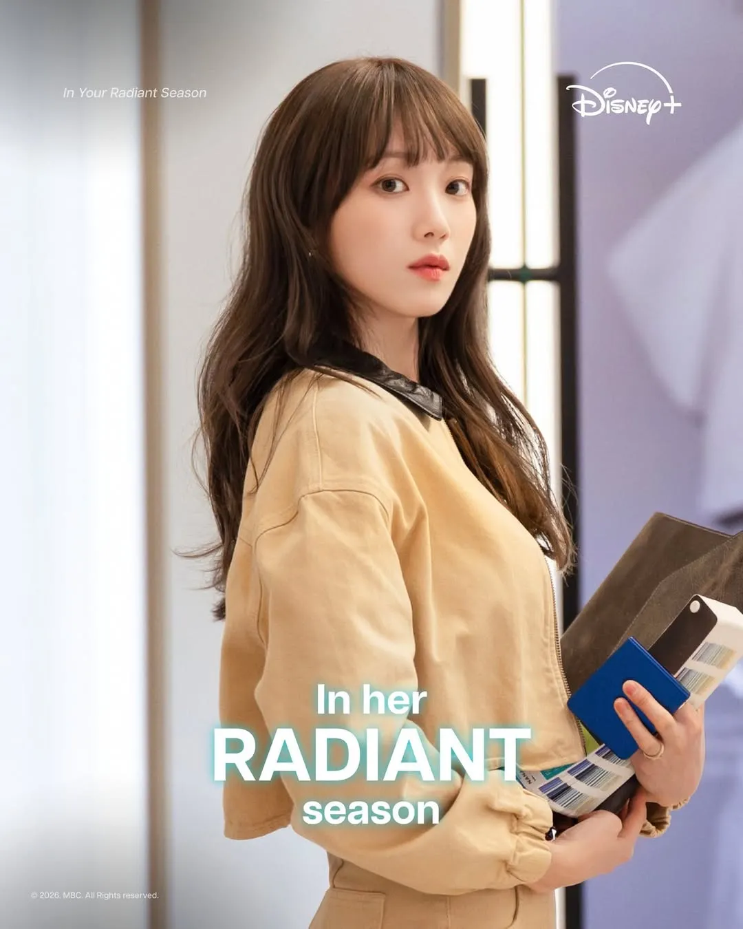 Lee Sung Kyung diện set đồ vàng kem ấm áp
