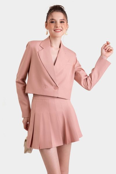 Kiểu tóc mái bay uốn nhẹ giúp khuôn mặt dài thêm phần cân đối