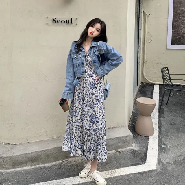 Váy thun kết hợp áo khoác denim thoải mái, thời trang