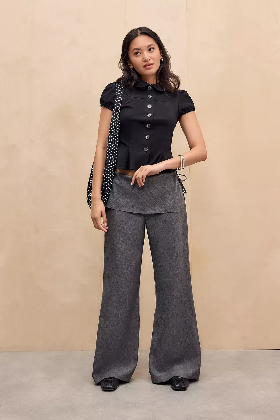 Với những màu đơn sắc sẽ giúp peplum vẫn nổi bật nhưng không bị rối mắt.