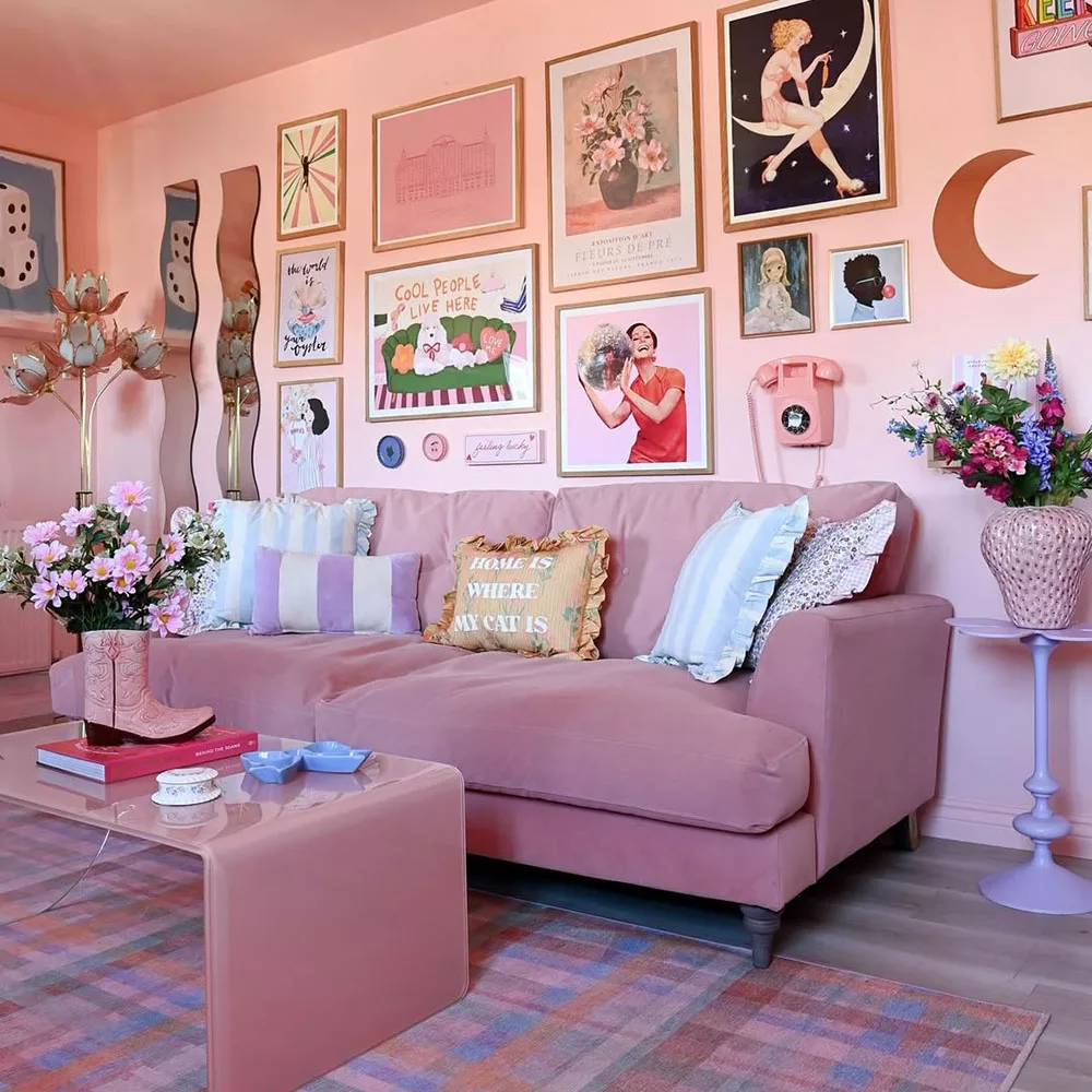 Nội thất phòng khách theo xu hướng Dopamine Decor