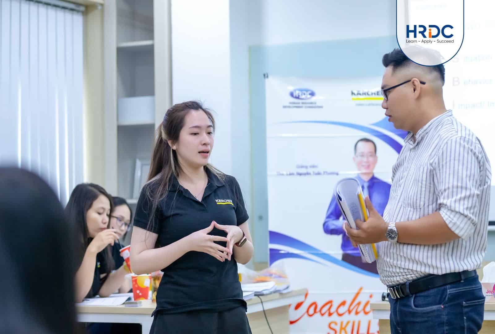 Hai người trao đổi bình tĩnh