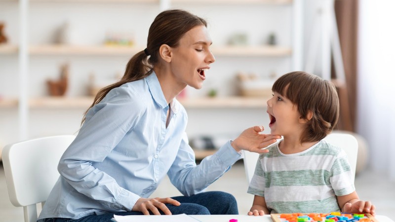 Cha mẹ hỗ trợ trẻ tập nói