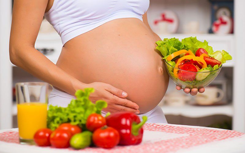 Chế độ ăn uống cân bằng giúp mẹ bầu kiểm soát cân nặng tốt