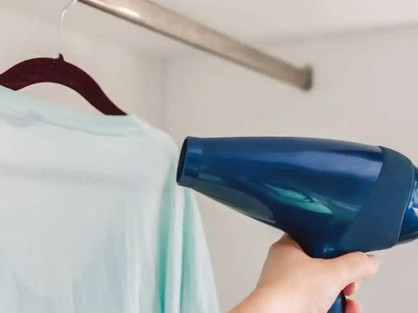 Dùng máy sấy tóc hoặc máy sấy quần áo tập trung nhiệt vào vùng bo cổ bị dão