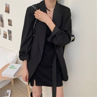 Blazer màu đen kết hợp đầm ôm body