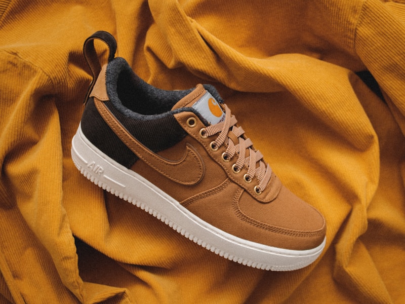 Sneaker dáng slim màu trắng phối với trang phục công sở