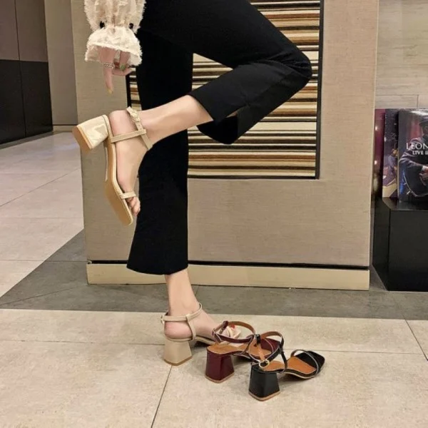 Giày có quai hình chữ T là lựa chọn phù hợp cho người chân to
