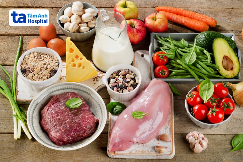 Bữa ăn cân đối với thịt đỏ, ức gà, sữa, rau củ, ngũ cốc cho phụ nữ mang thai