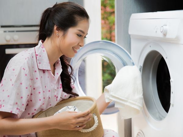 Giữ quần áo bền màu giúp trang phục nhìn mới lâu hơn và tiết kiệm chi phí thay đồ