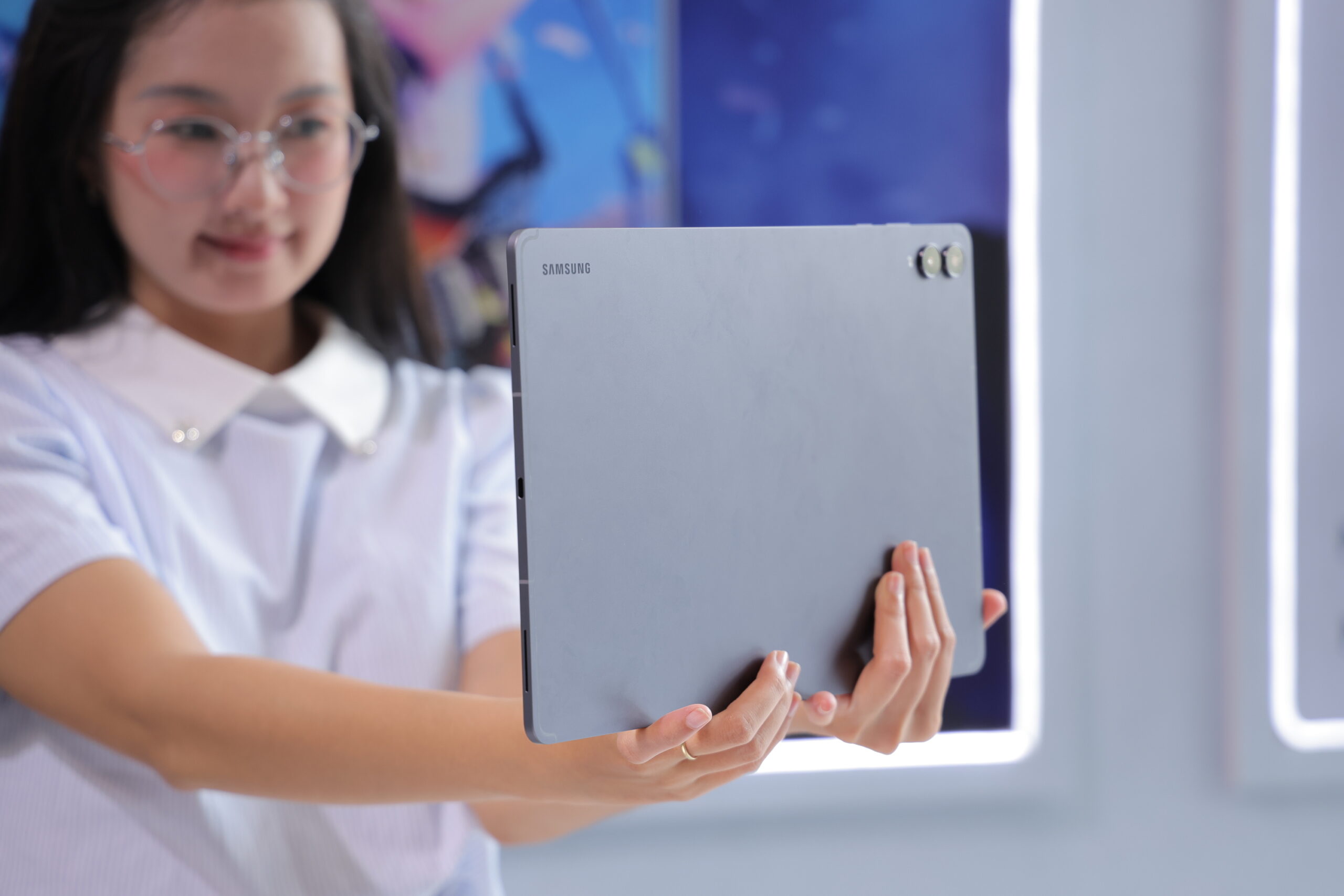 Máy tính bảng Samsung Galaxy Tab S11 đặt trên bàn làm việc cá nhân