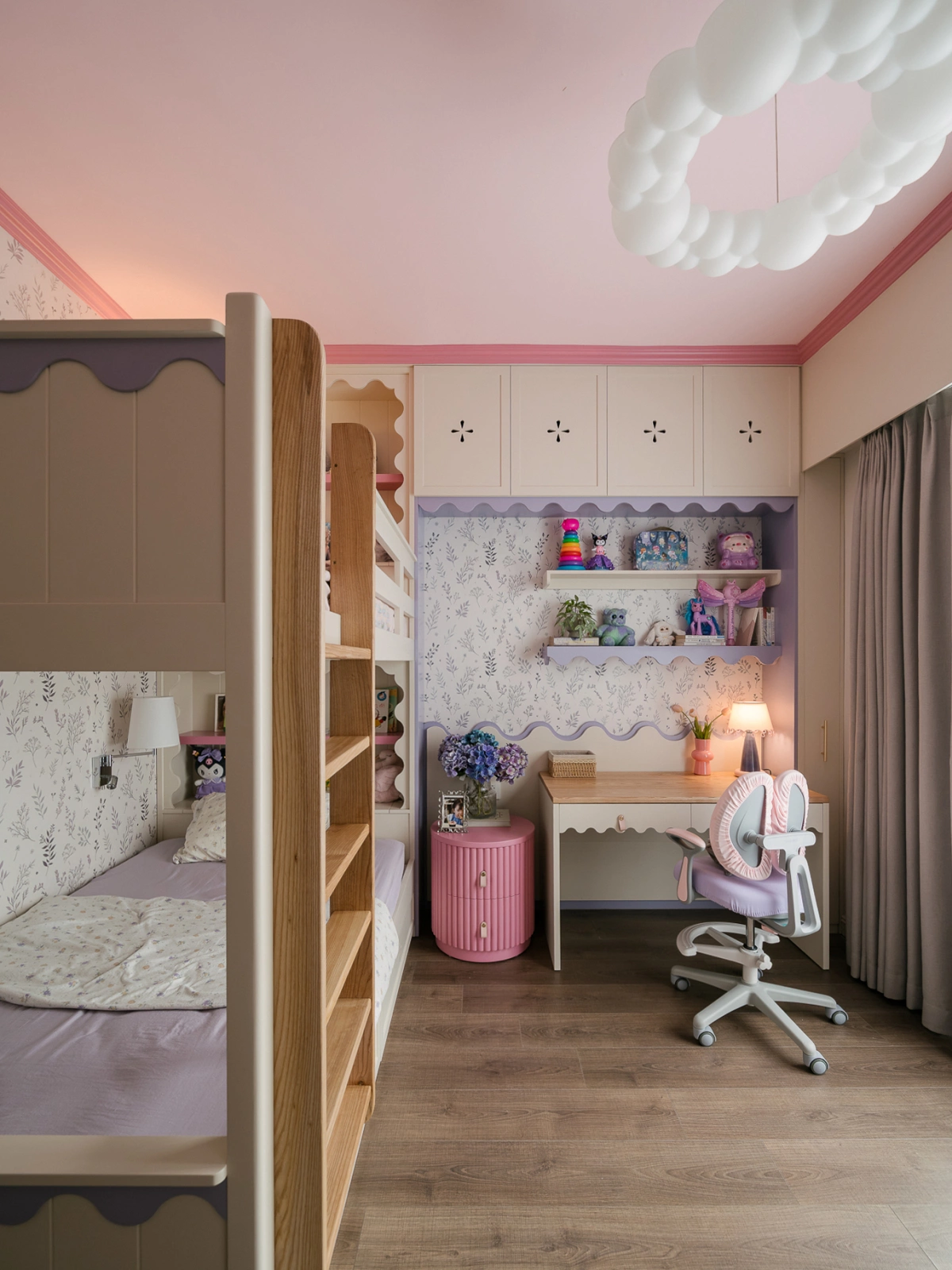 Cách bố trí nội thất gọn cho phòng bé gái 12 m2 với tủ sát tường và khu vui chơi giữa phòng