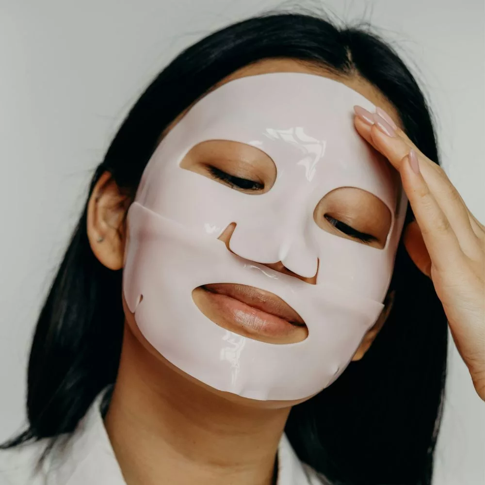 Cô gái đang đắp mặt nạ