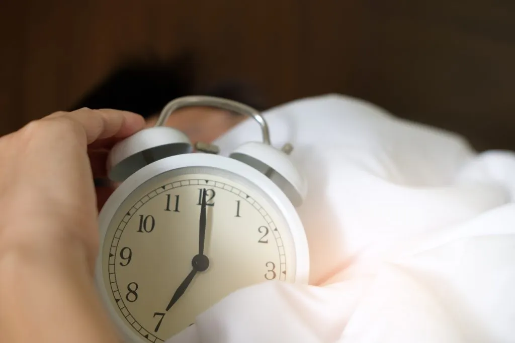 Đặt báo thức xa giường để buộc phải đứng lên