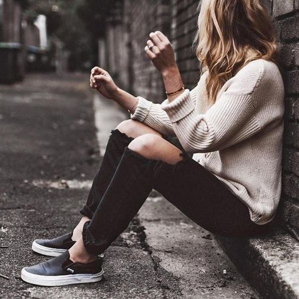Outfit năng động với quần rách gối, áo sweater và giày slip-on