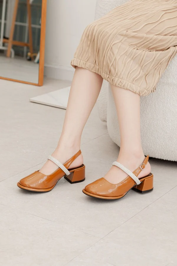 Bật mí cách chọn giày cho nàng chân to