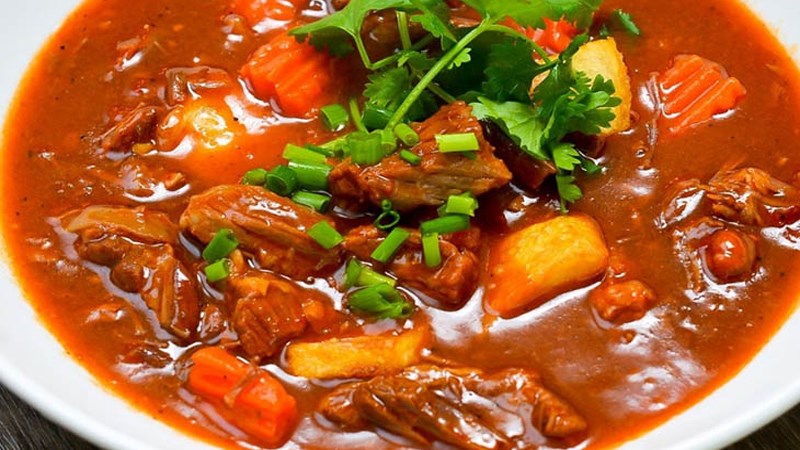 Bò sốt vang đậm vị, hợp ăn cùng bánh mì hoặc cơm