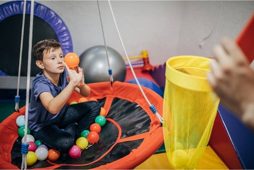 Trò ném bóng vào rổ giúp bé rèn phối hợp tay mắt