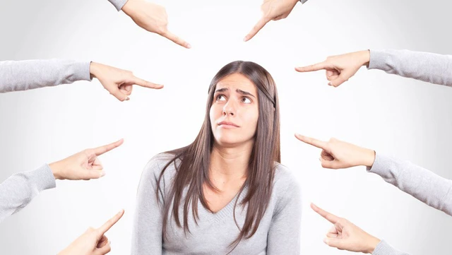 Hai người đang trao đổi thẳng thắn