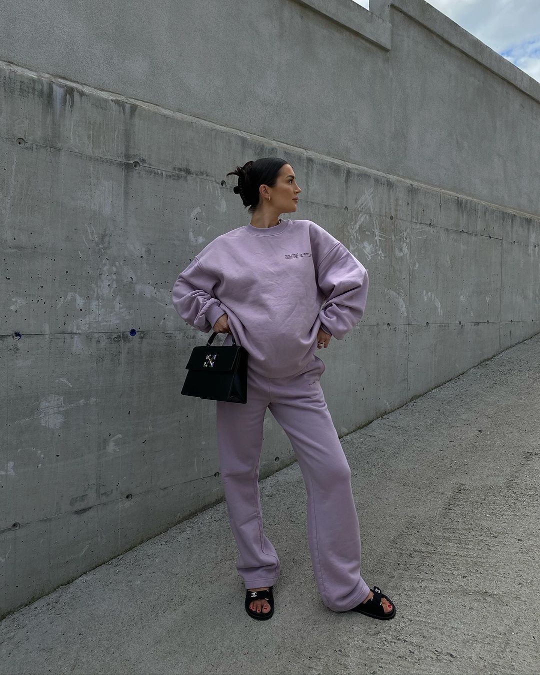Đồ bầu dạo phố tím phong cách athleisure
