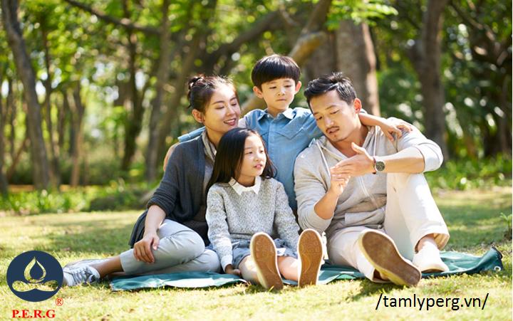 Cha mẹ lắng nghe con