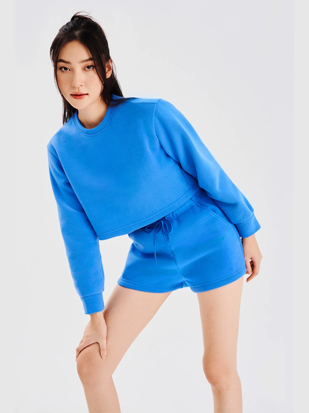 Áo sweater form ngắn với quần short