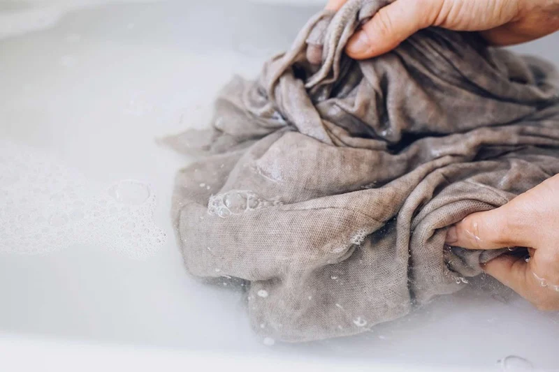 Cơ chế giữ màu trang phục bền lâu nhờ ngâm nước muối