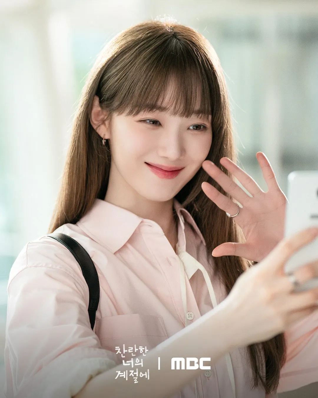 Lee Sung Kyung diện sơ mi hồng nữ tính