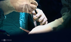 Mảnh vỡ bát cơm đâm vào cổ bé gái 5 tuổi