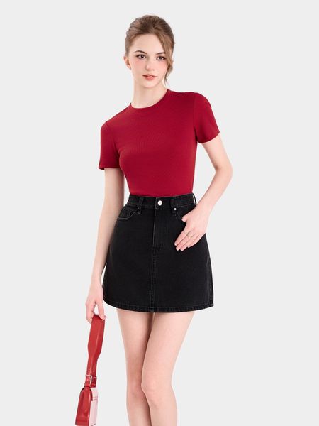 Phối đồ với phụ kiện túi xách màu đỏ nổi bật