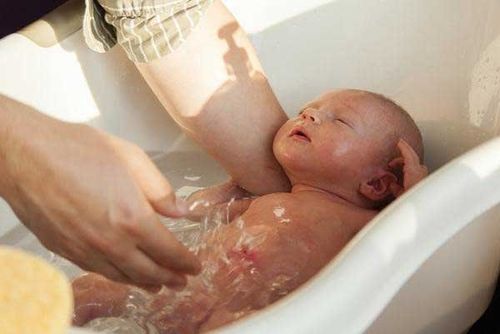 Tắm bé nhẹ nhàng