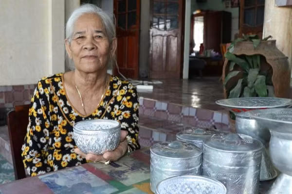 Nghệ nhân Đàng Thị Mỹ Trâm bên những sản phẩm chạm bạc thủ công