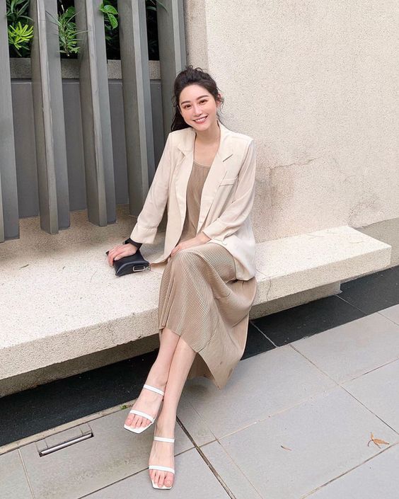 Áo blazer phối cùng đầm maxi