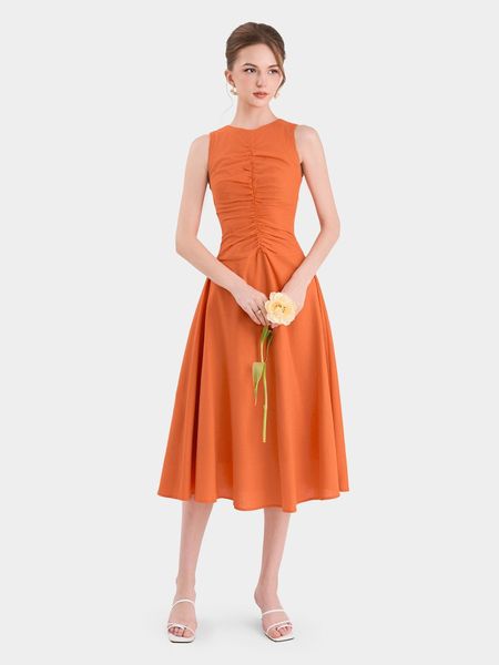 Trang phục điểm xuyết màu cam mang lại sự bứt phá và sáng tạo