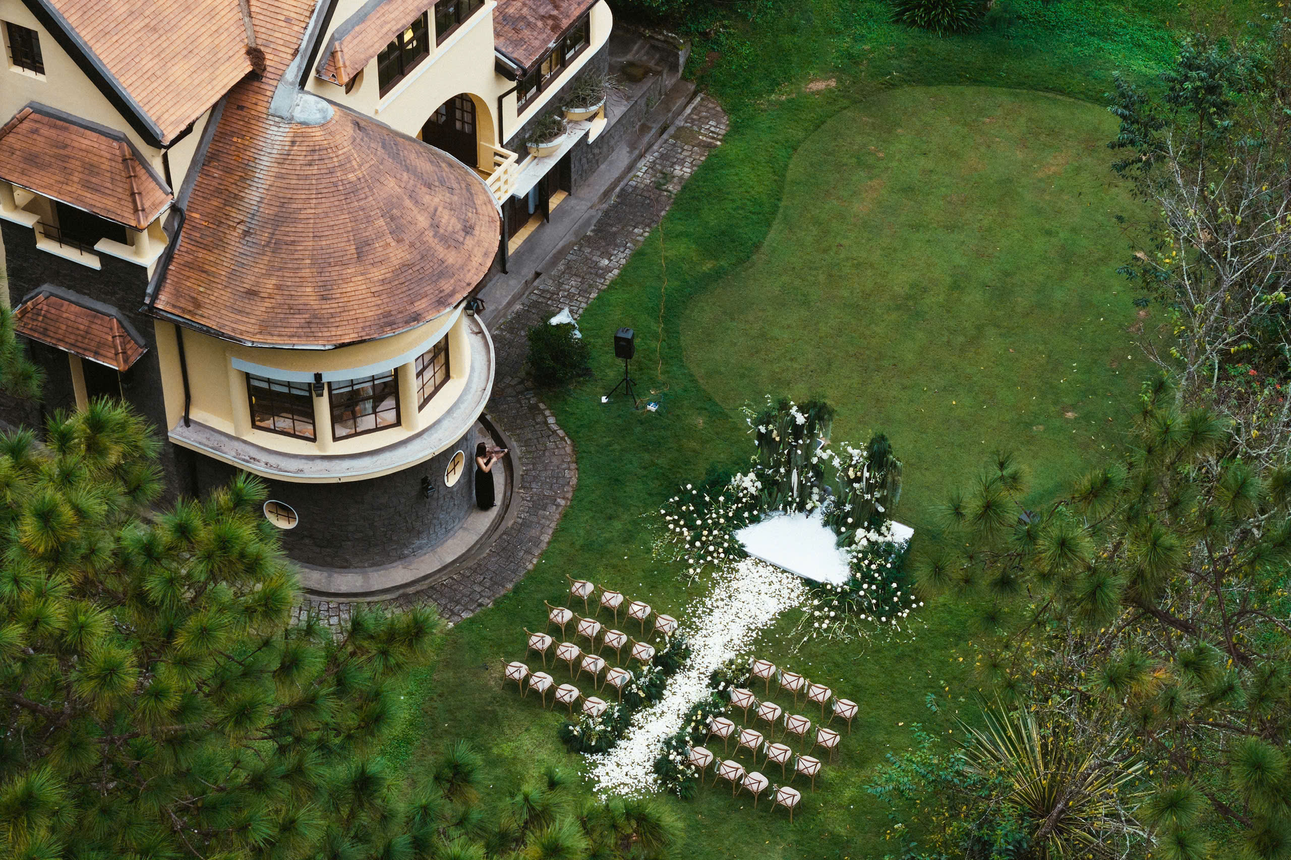 Tiệc cưới với thực đơn Á Âu được trình bày tinh tế