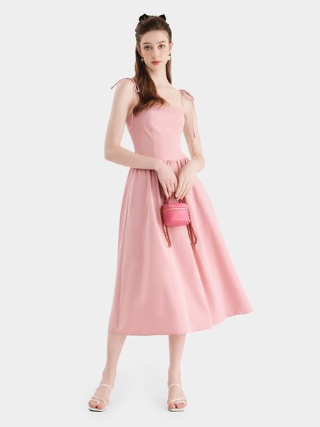 Chân váy màu hồng pastel phối hợp hài hòa và tinh tế