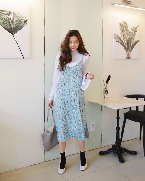 Mix đầm hoa nhí cùng áo len ấm áp mùa lạnh