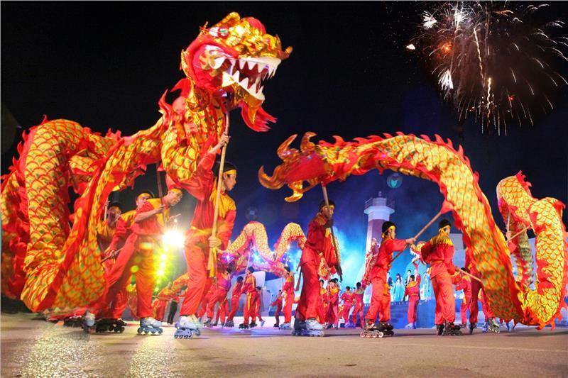 Các bé hào hứng tham gia phá cỗ và rước đèn ông sao