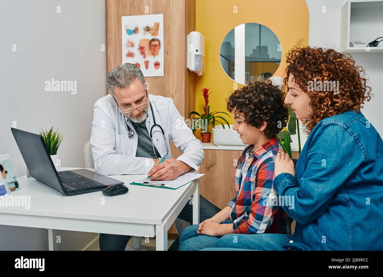 Bác sĩ tư vấn cho phụ huynh về tình trạng sức khỏe của trẻ