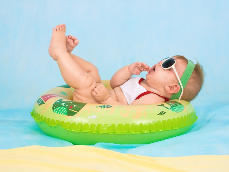 Quần áo và vật dụng sơ sinh cho em bé