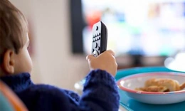 Sai lầm khi ép trẻ ăn