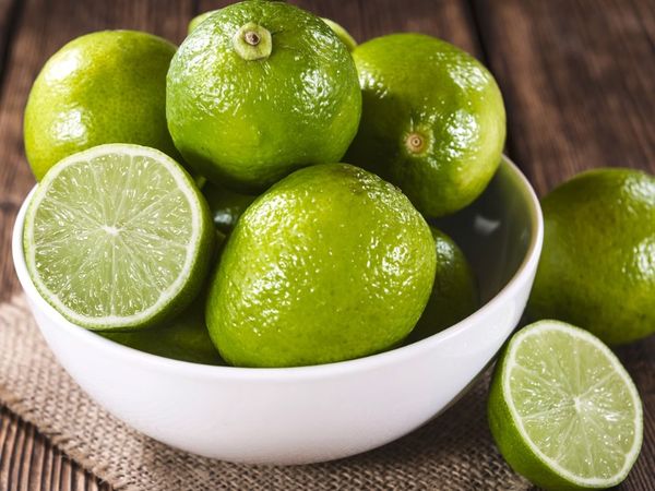 Ngâm tất trắng với nước cốt chanh nóng đánh bay vết ố vàng